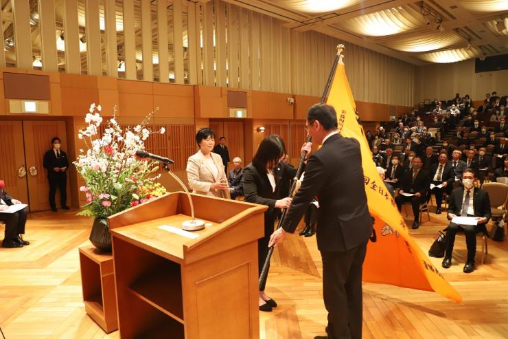 令和5年度埼玉県スポーツ賞を授与する知事の写真