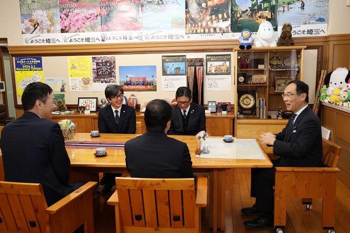 埼玉西武ライオンズ表敬訪問で歓談する知事の写真
