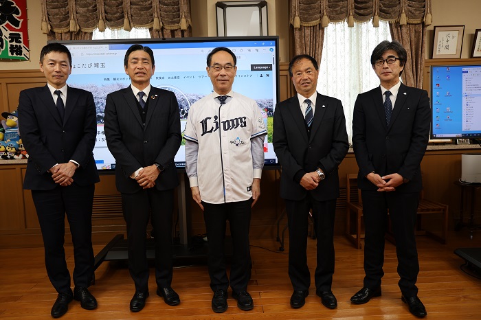 埼玉西武ライオンズ表敬訪問で記念撮影する知事の写真