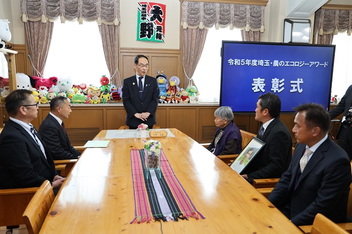 令和5年度埼玉・農のエコロジーアワード表彰式で歓談する知事の写真