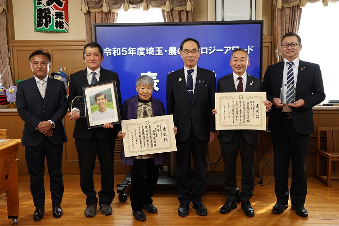 令和5年度埼玉・農のエコロジーアワード表彰式で記念撮影する知事の写真