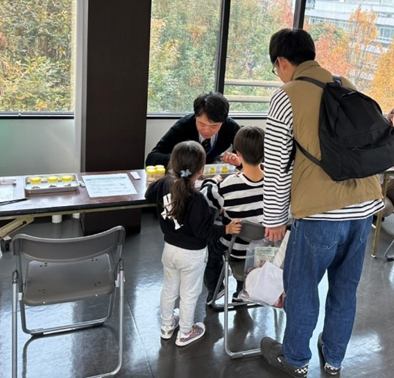 生薬鑑別クイズコーナーでの参加者のかたがたの様子