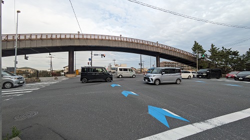 景観に合わせたデザインの歩道橋