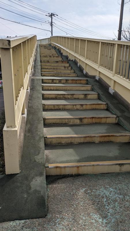 階段の段数が特徴的な歩道橋