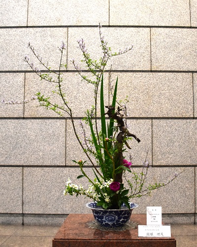 議事堂を飾る生け花の写真