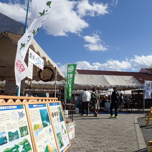 木が香る秩父フェスティバルにて出展者のテントが並んでいる風景写真