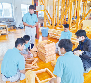 熊谷工業高等学校の生徒たちの写真：カウントダウンボードを製作している様子
