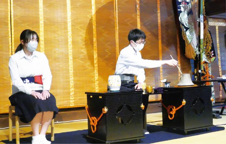 私立狭山ヶ丘高等学校・同付属中学校茶道部のお点前の様子