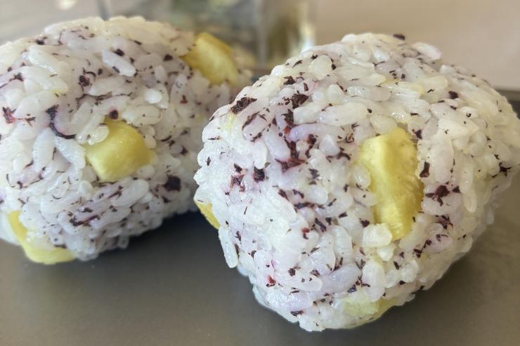 さつまいもとゆかりのおにぎり