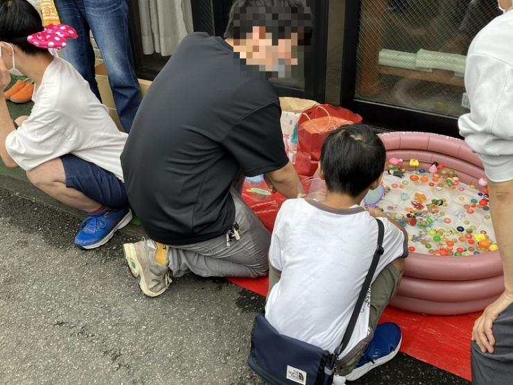 スーパーボールすくいで遊ぶ様子