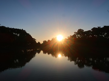 舟遊び池に映る初日の出