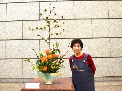 生花と作者の写真