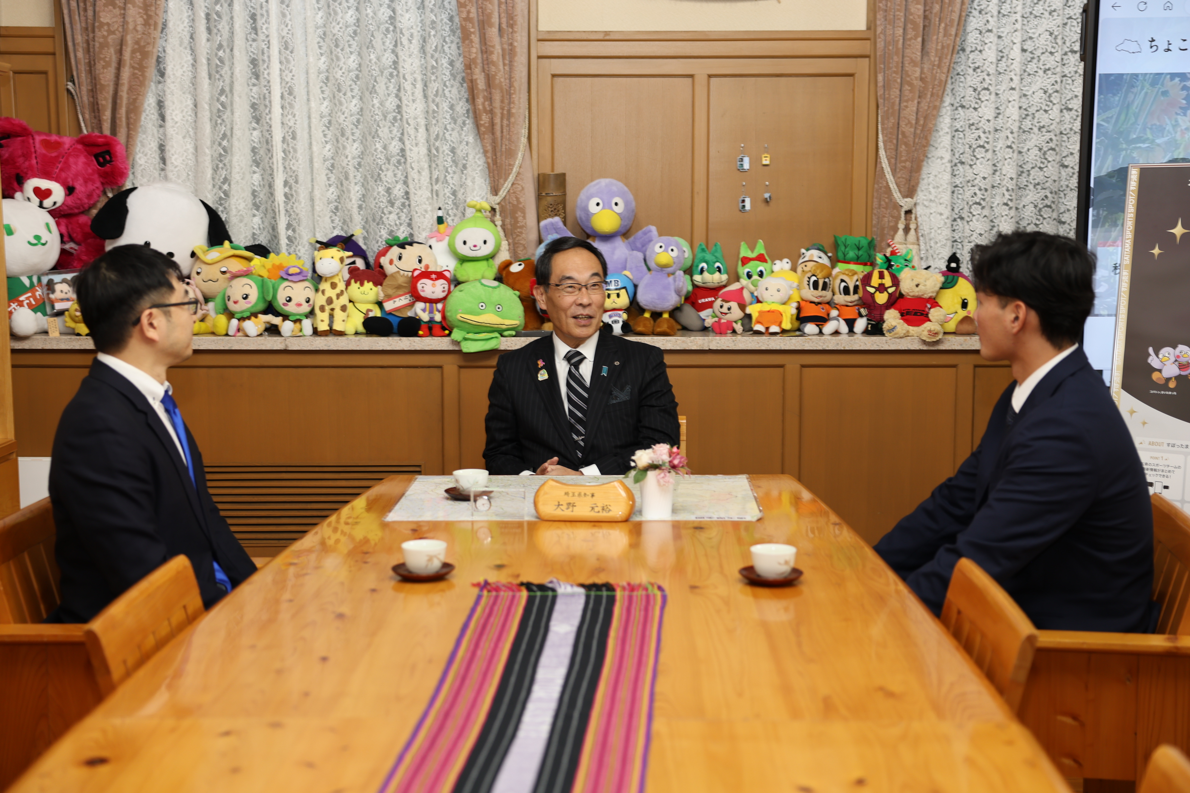 表敬訪問で訪問者と知事が会談する様子