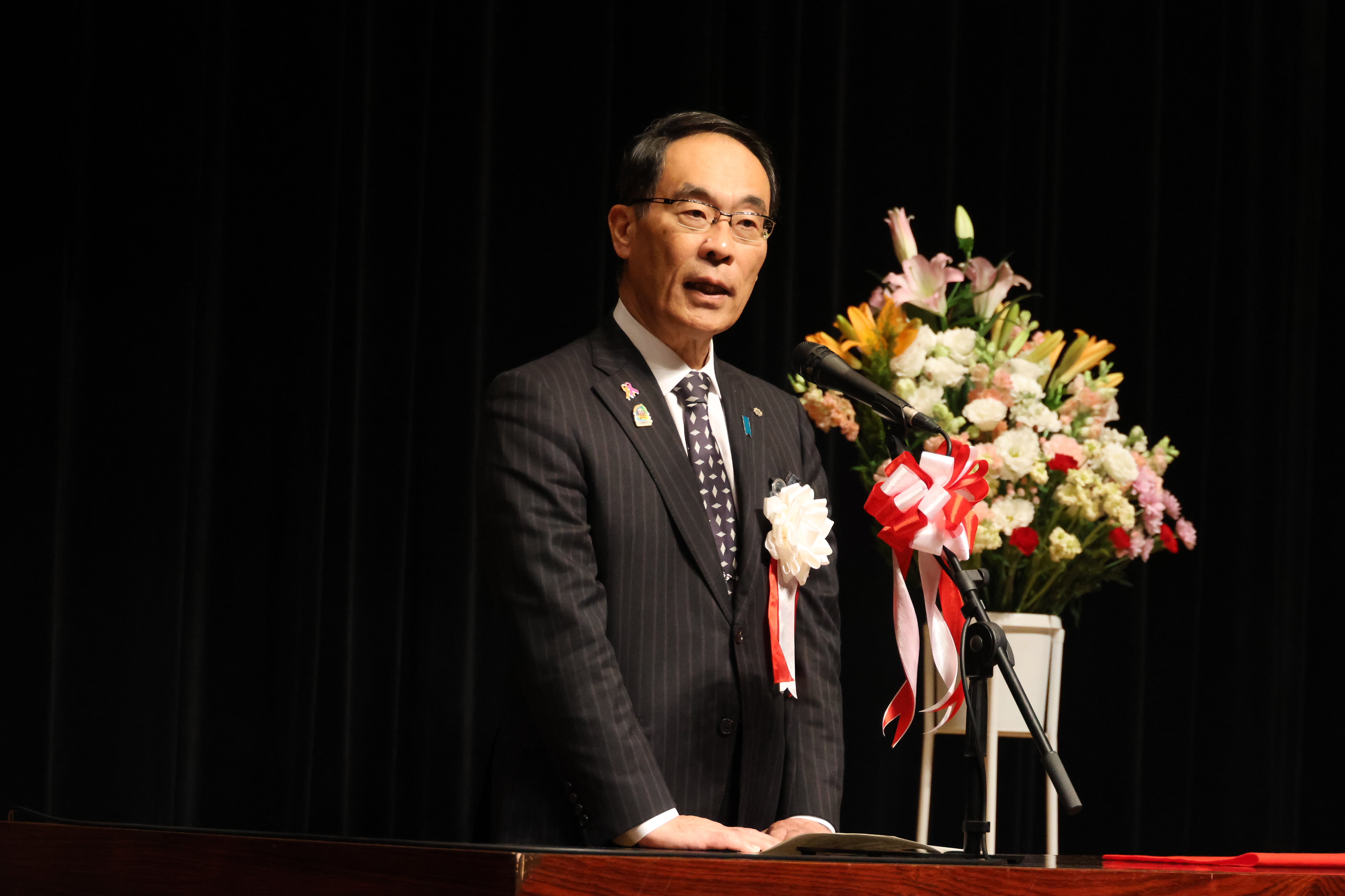 知事が挨拶している様子