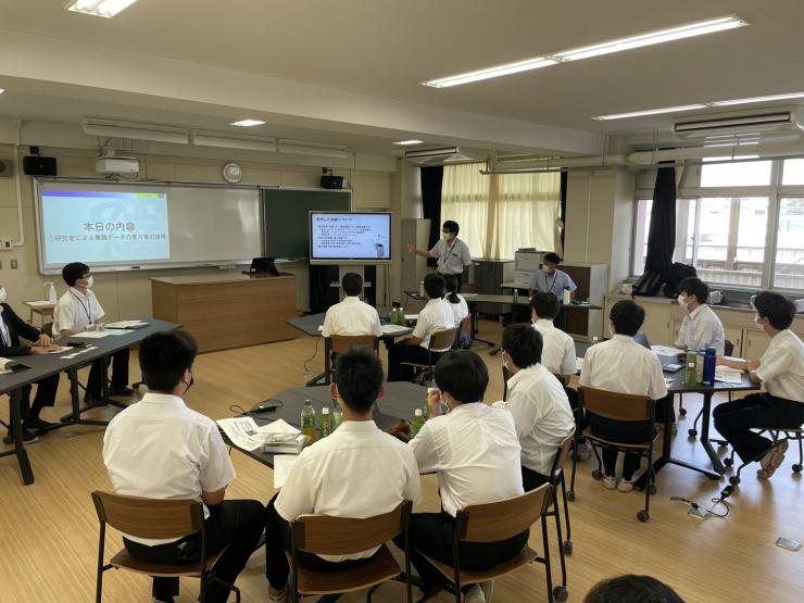 写真・産業実務家教員による授業の様子