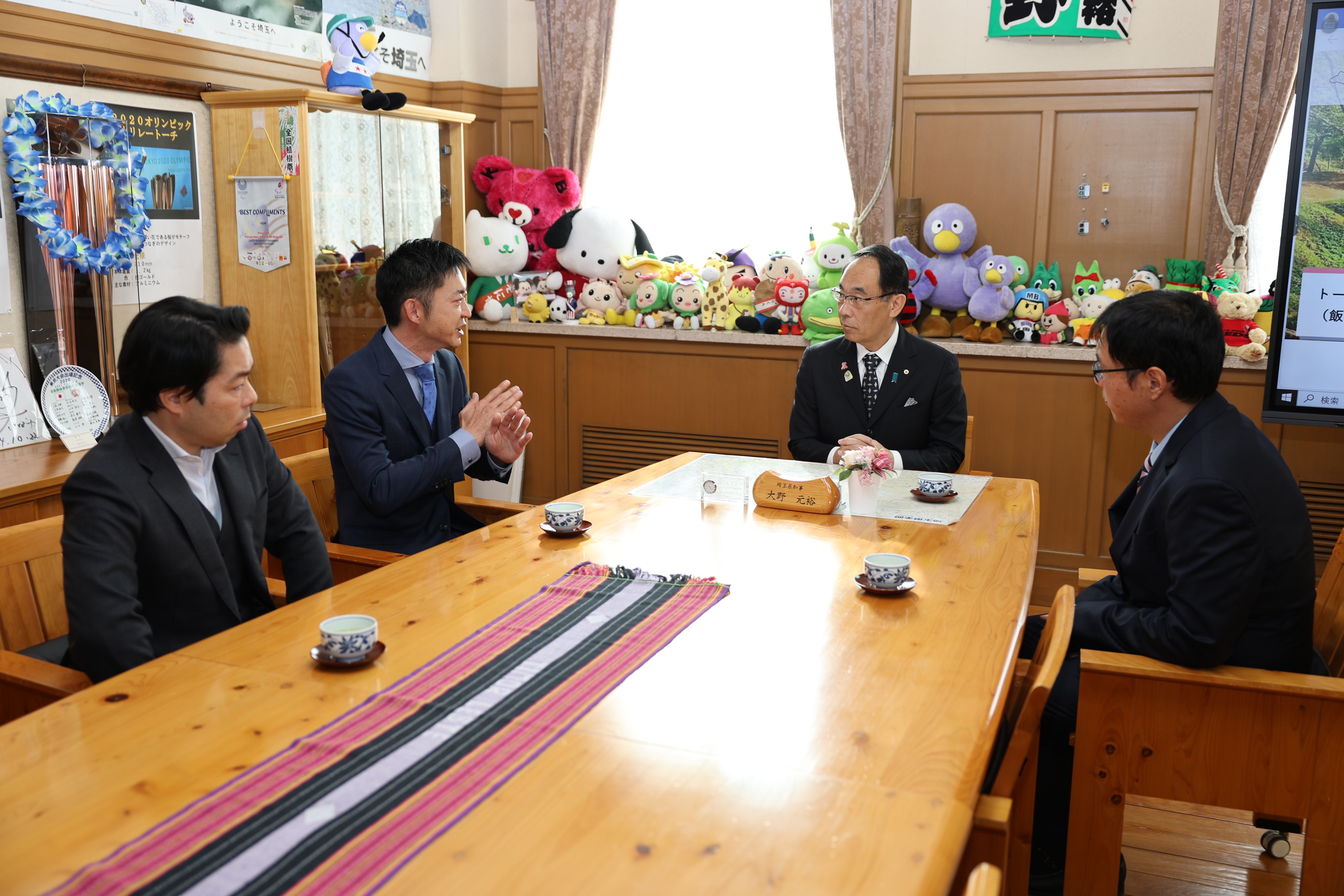 感謝状贈呈式で訪問者と会談をする知事の写真