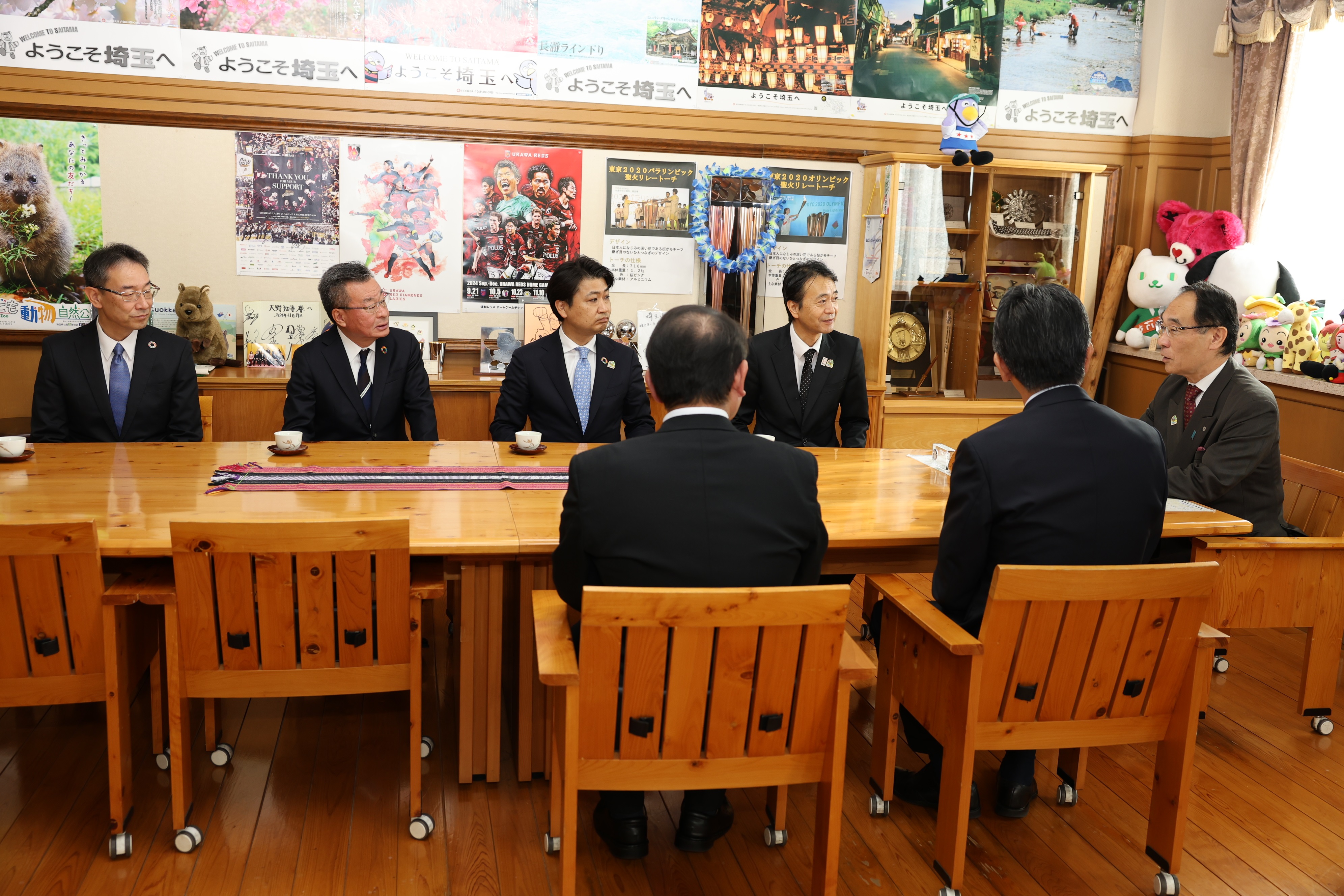 感謝状贈呈式で訪問者と会談をする知事の写真