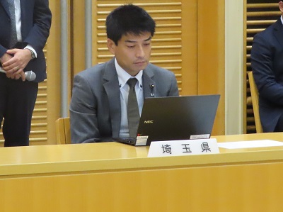 写真：会議に臨む議長
