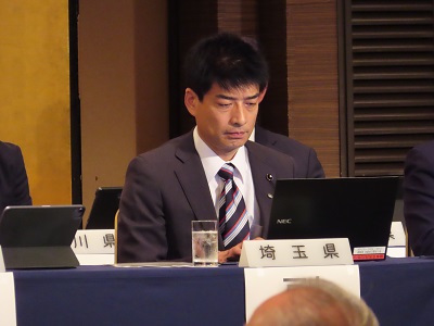 写真：会議に臨む議長