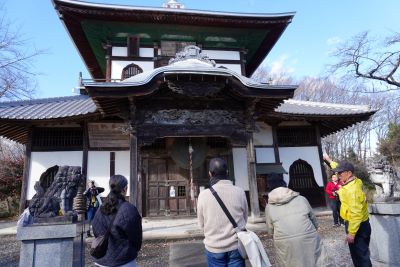 成(じょう)身院(しんいん)百体観音堂の案内をする「こだま里山元気隊長」の立花勲さん