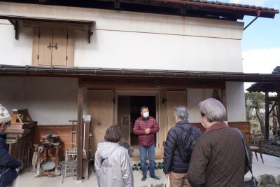 「かねもとぐら」を案内する根岸敬明さん