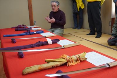 刀の鑑賞方法を説明する五代目直弘の小島寛さん
