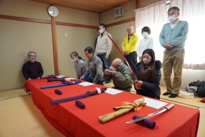 刀の鑑賞方法を説明する五代目直弘の小島寛さん2
