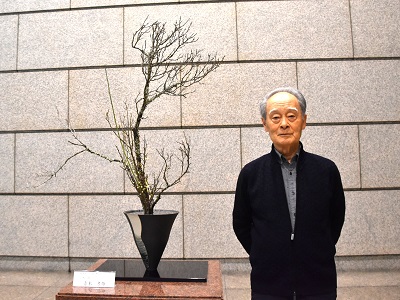 生け花と作者の写真