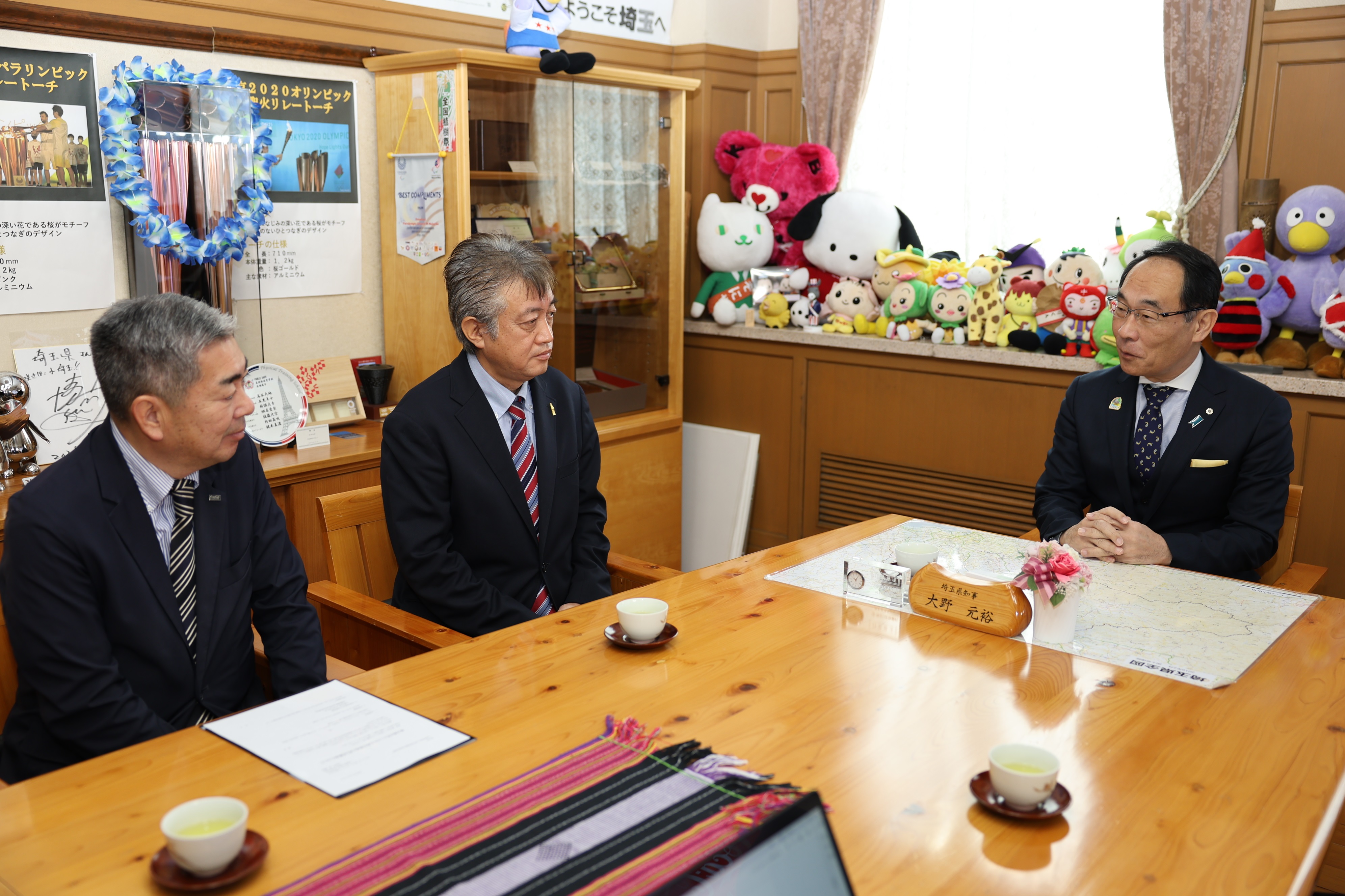 訪問者と会談する知事の写真
