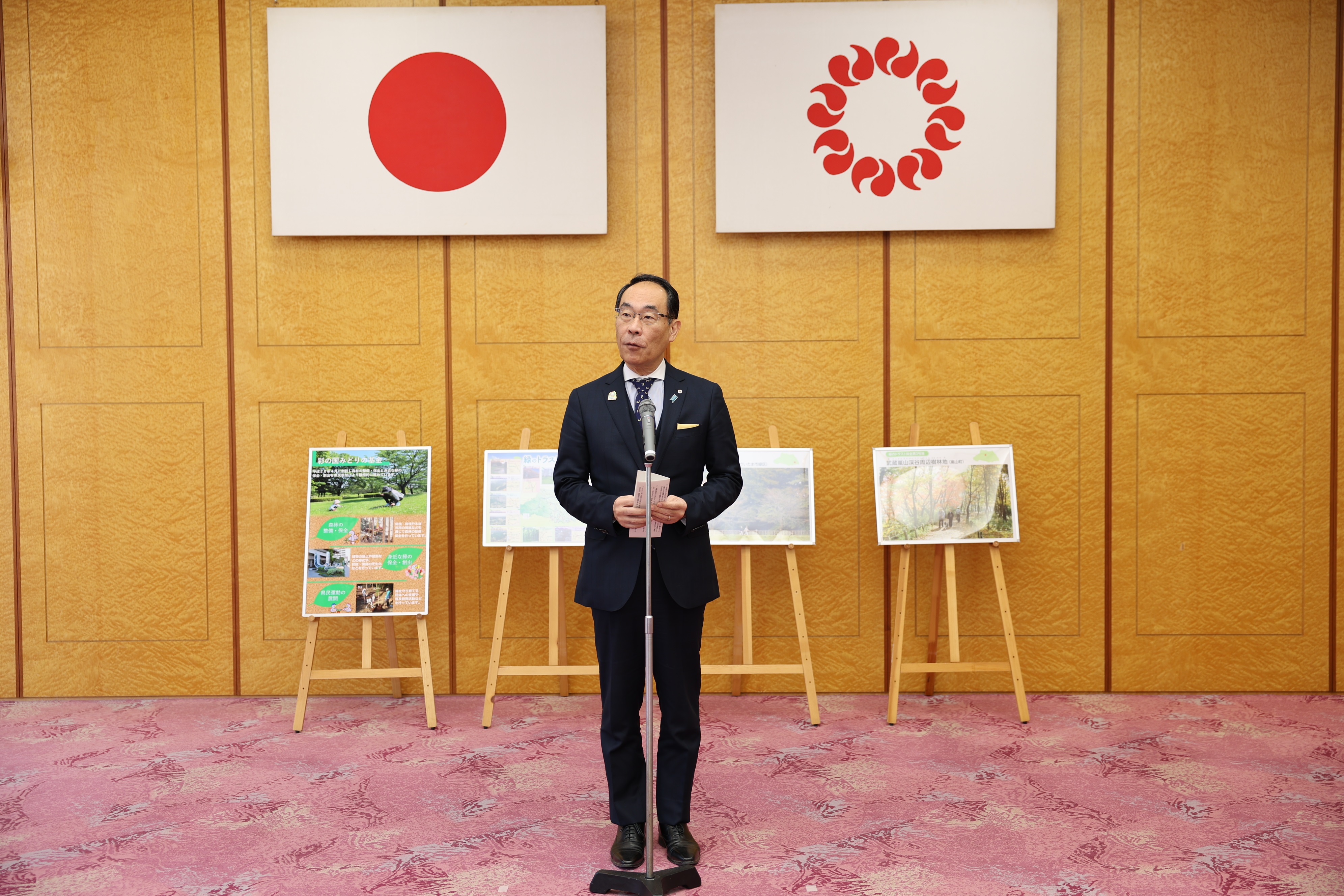 感謝状贈呈式で挨拶をする知事の写真