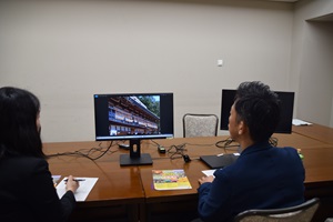 写真：モニター表示でモバイル部門の審査を行っている風景