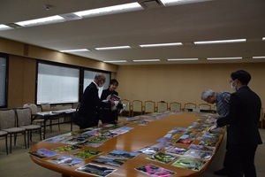 写真：写真を並べ審査している風景