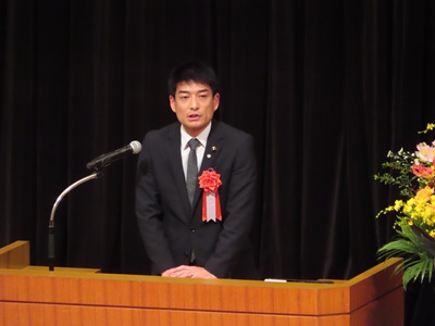 写真：祝辞を述べる議長
