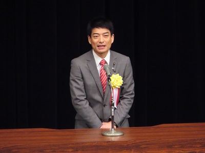 祝辞を述べる議長