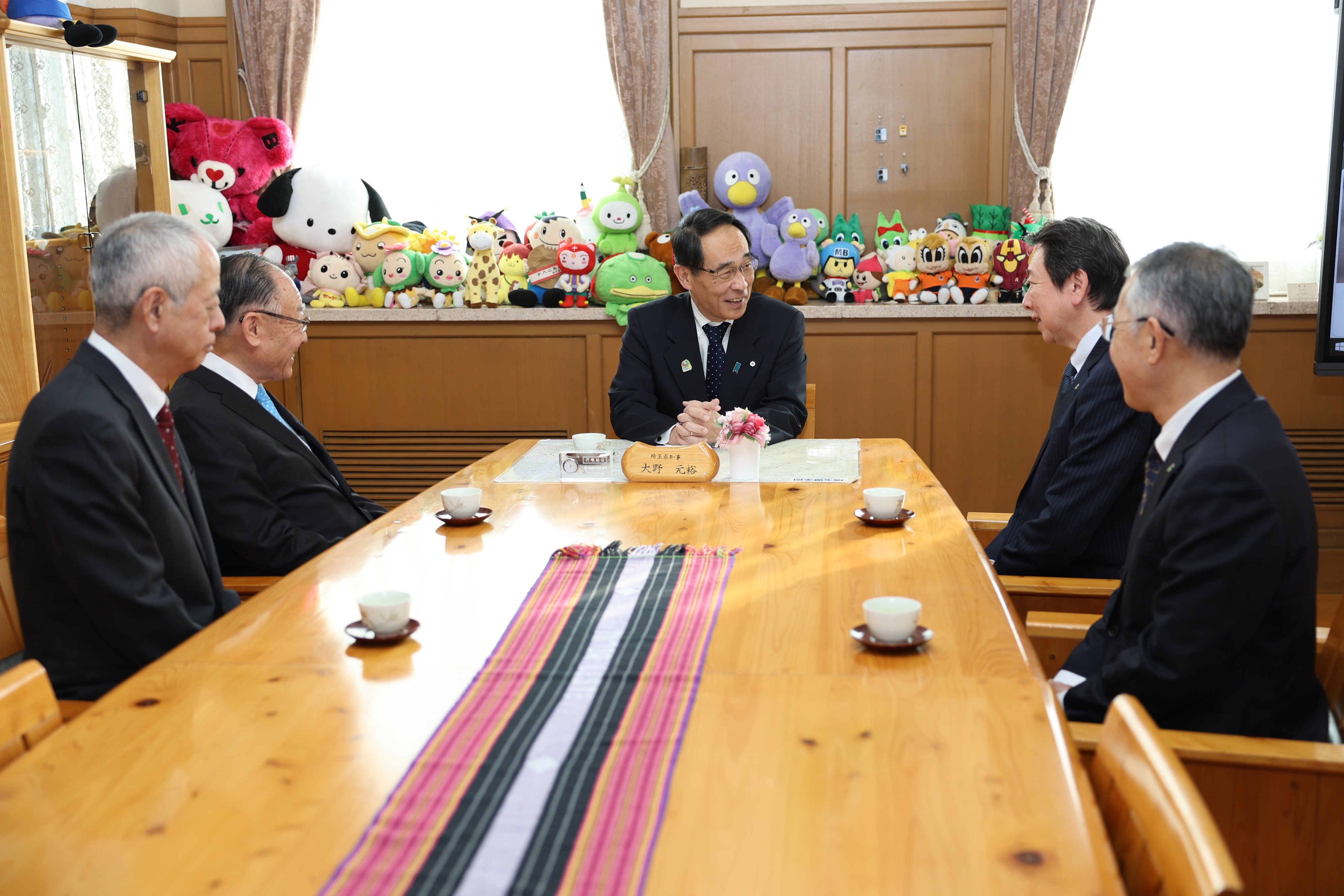 感謝状贈呈式で訪問者と会談をする知事の写真