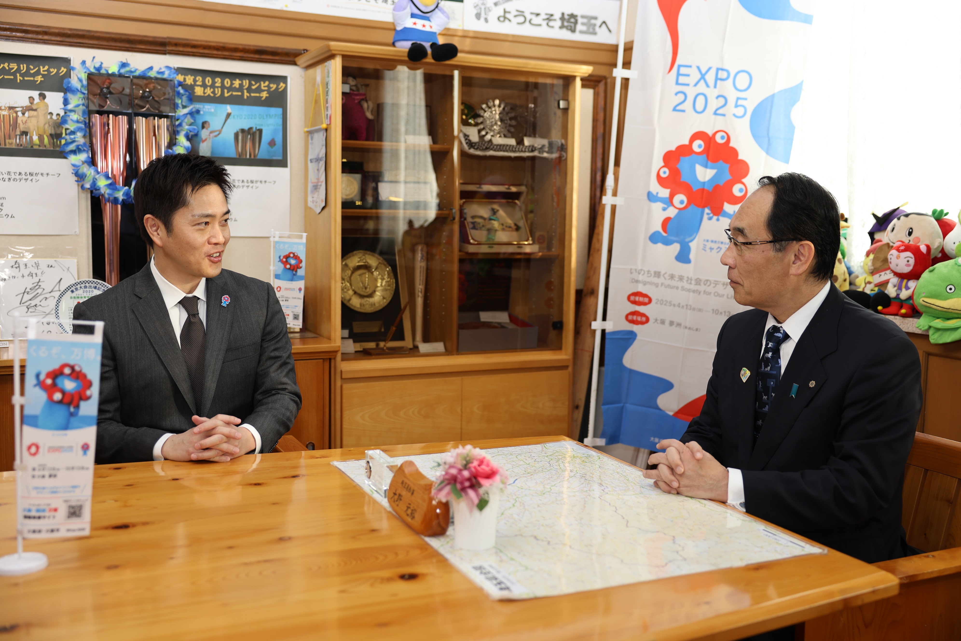 表敬訪問で訪問者と会談をする知事の写真