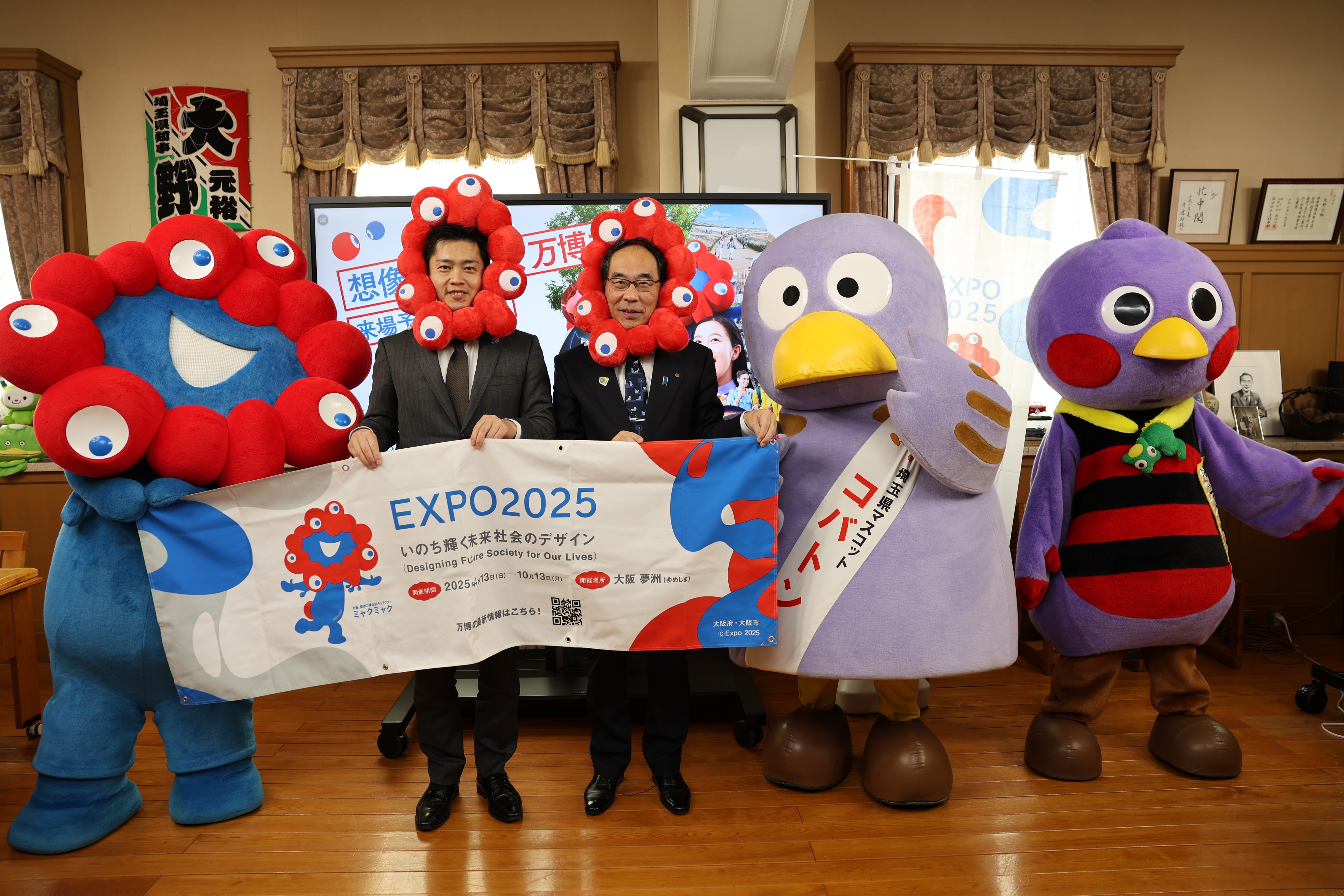 表敬訪問で集合写真を撮る知事の写真