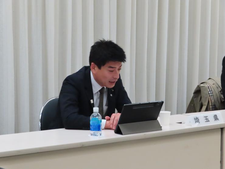 懇談会に臨む齊藤邦明議長