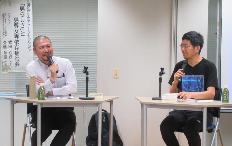 対談中の斉藤章佳さんと武田砂鉄さん