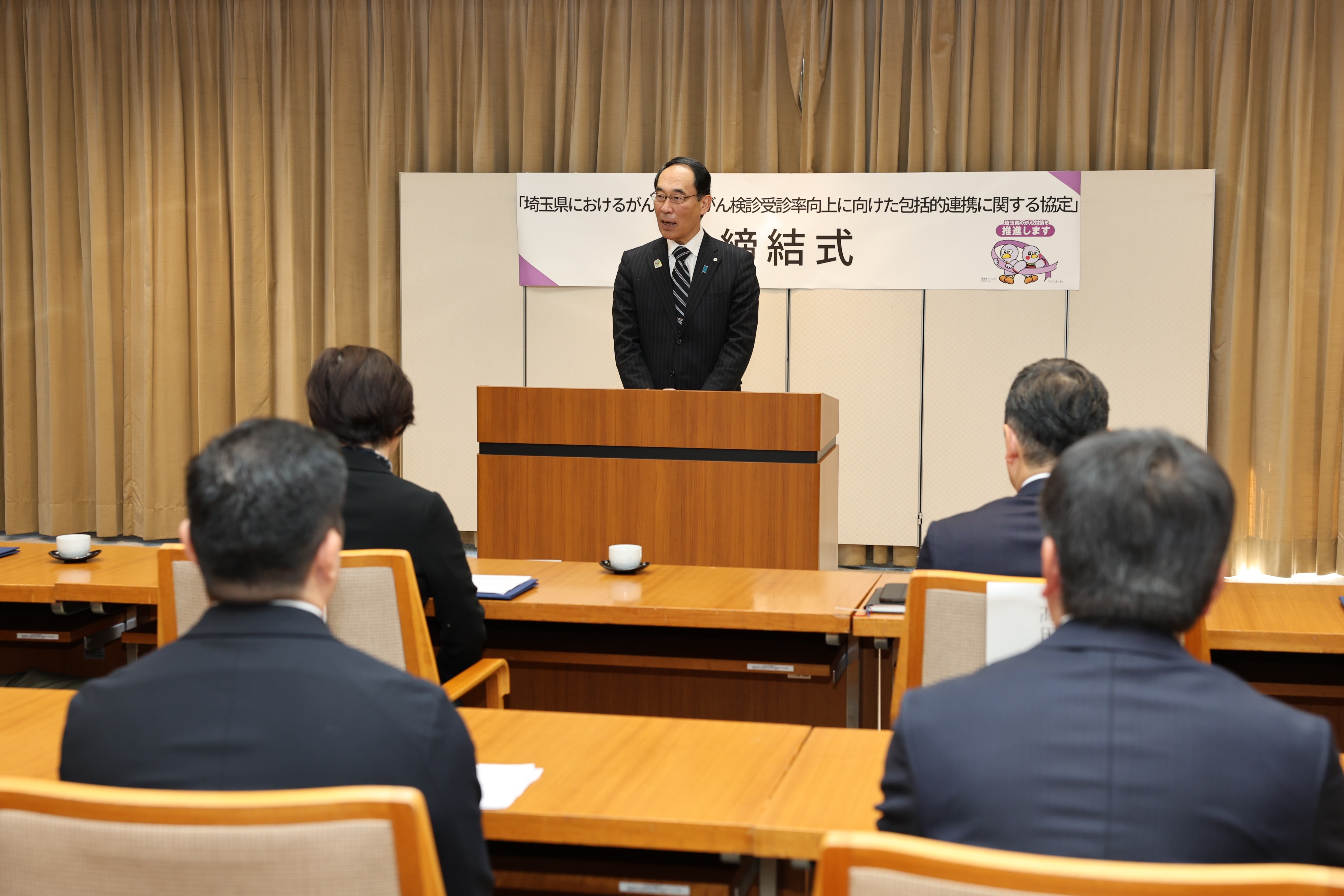 締結式で協定締結企業の前で挨拶をする知事の写真