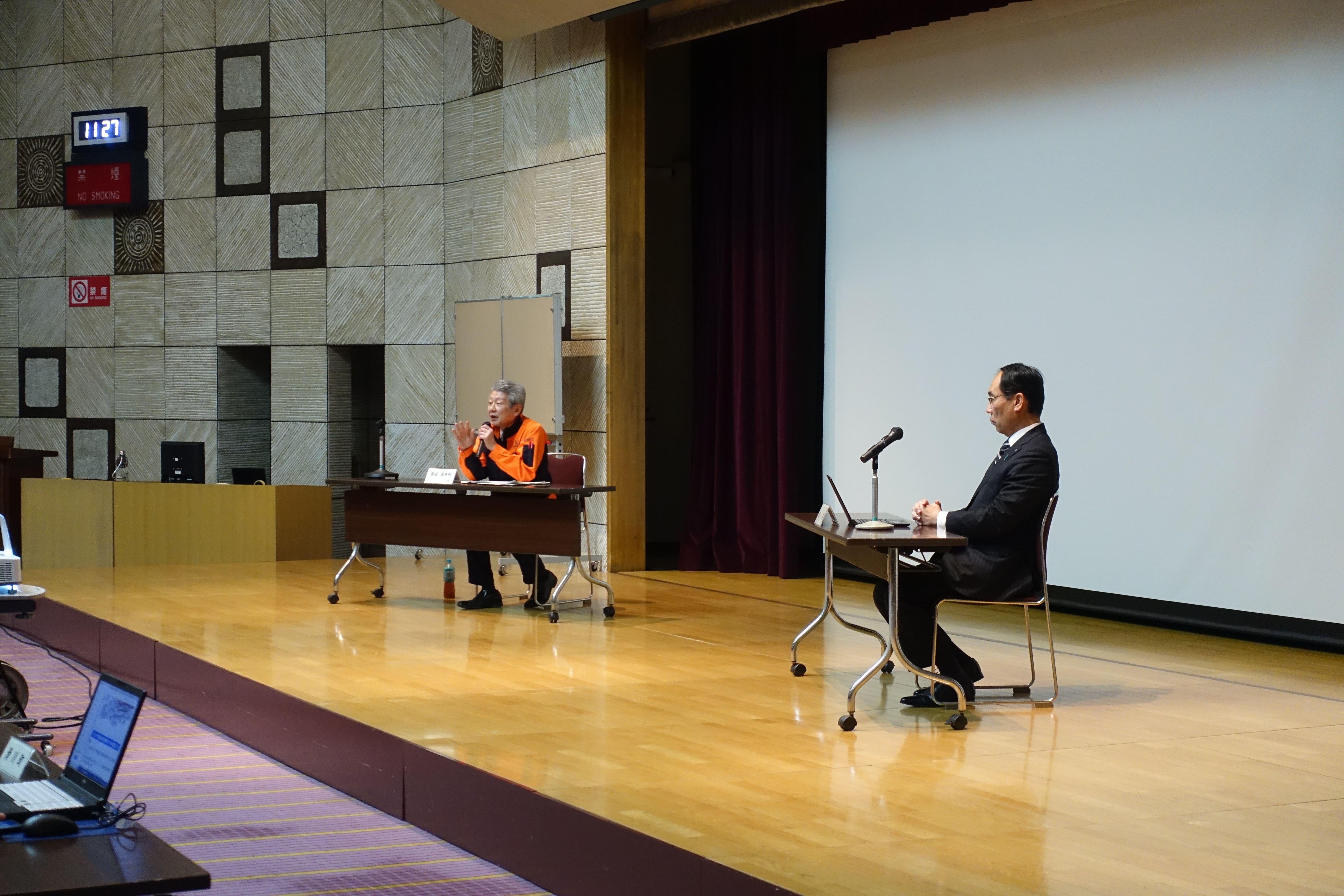 石川県珠洲市長泉谷氏と知事が意見交換する際の様子