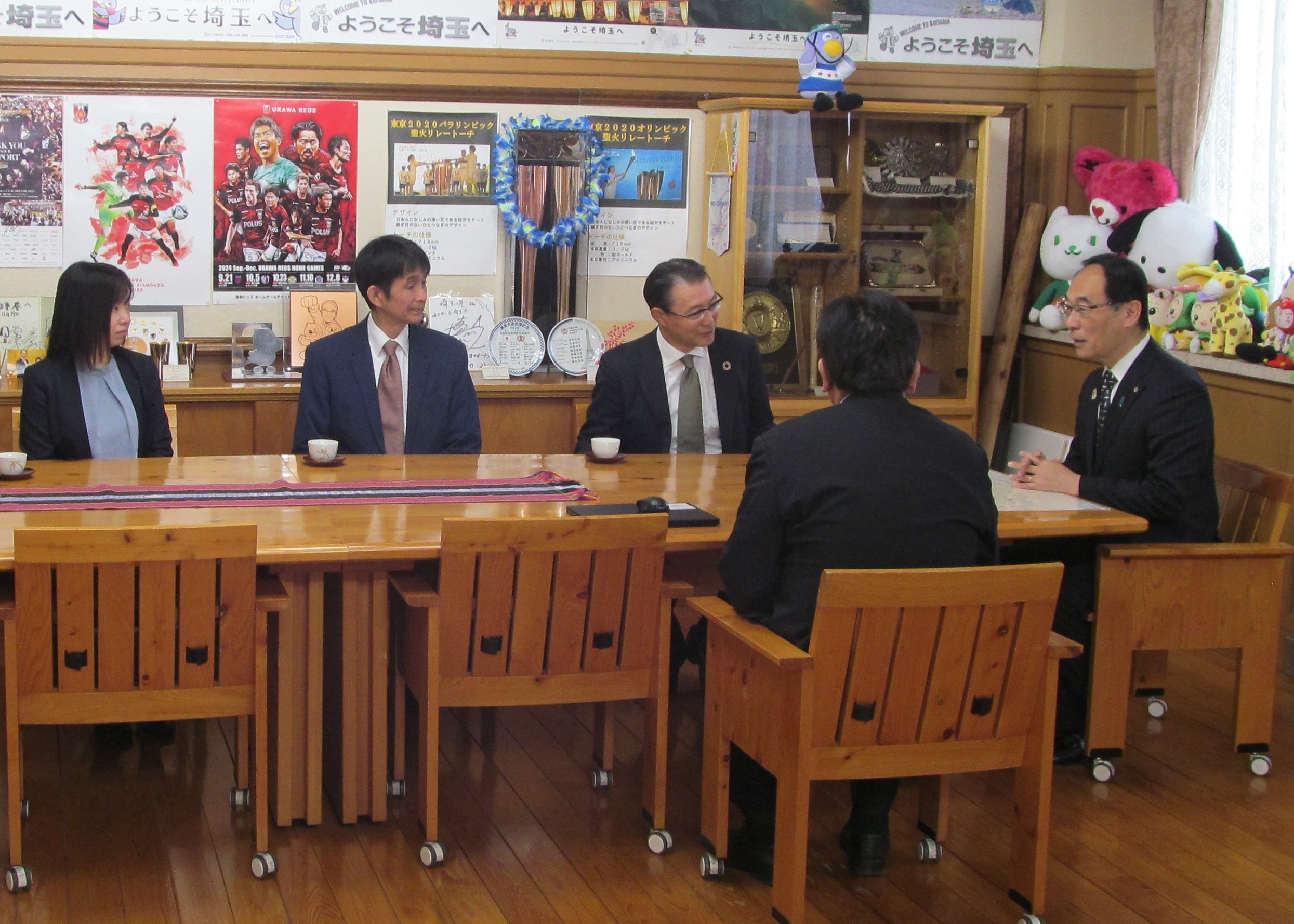 感謝状贈呈式で訪問者と歓談をする知事の写真