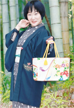 藤代瞳子さんが帯バッグを持っている写真