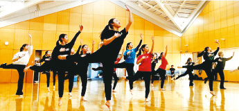 高校生がダンスの練習をしている写真