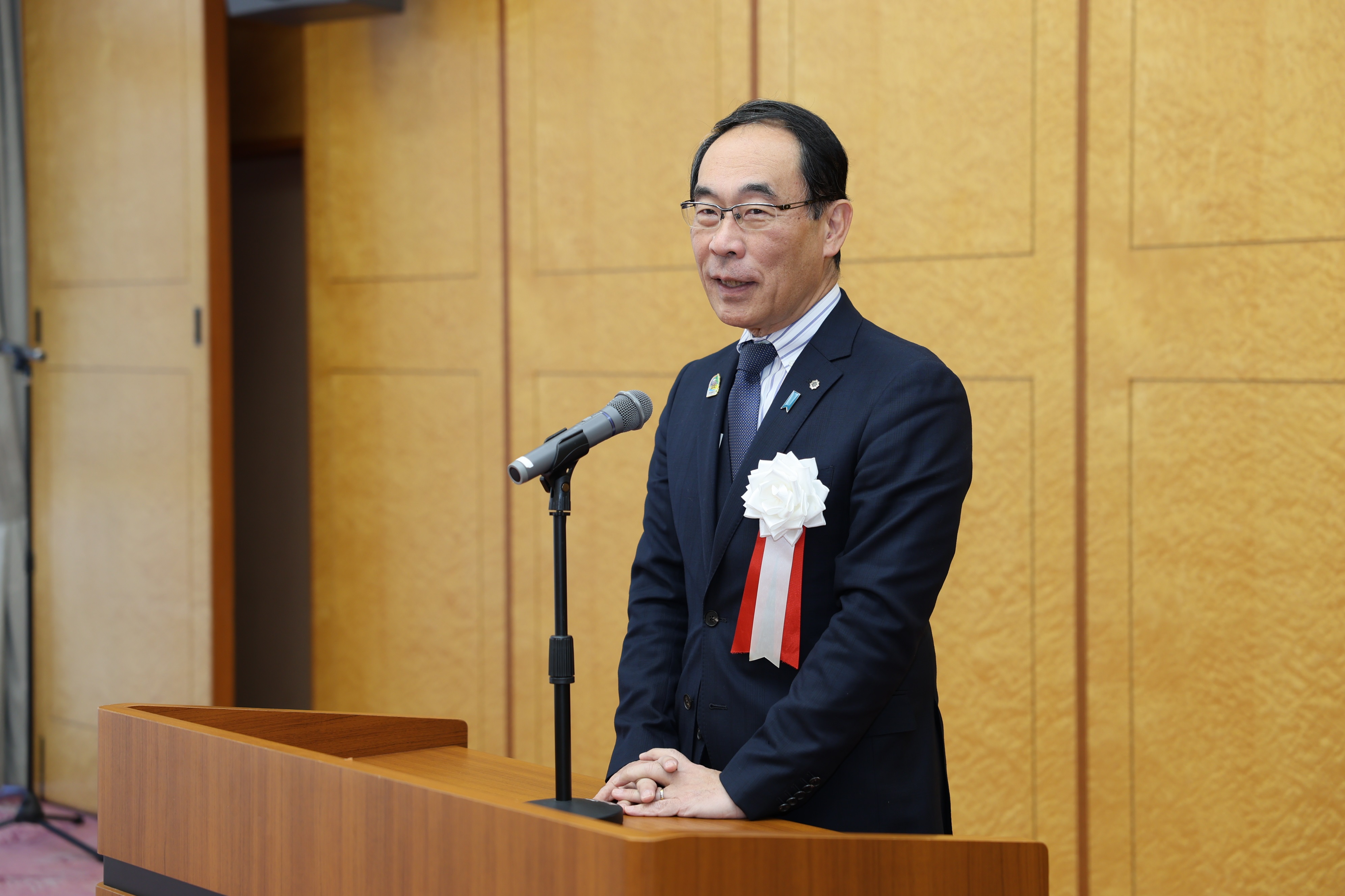 表彰式で挨拶をする知事の写真