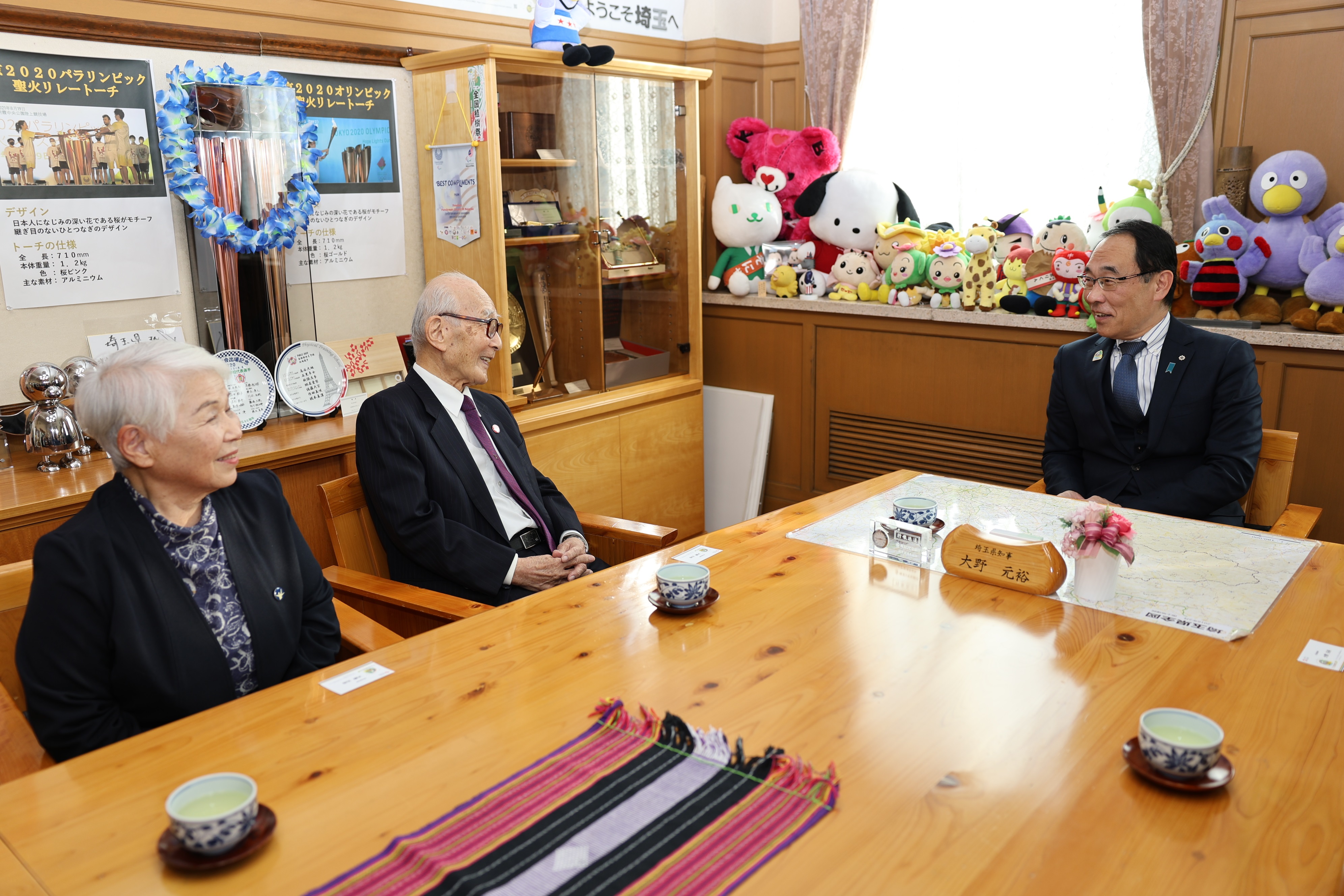 表敬訪問で訪問者と会談をする知事の写真