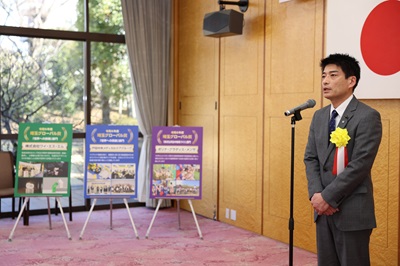 写真：祝辞を述べる議長