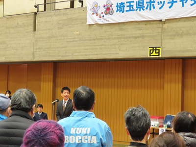 写真：挨拶をする議長