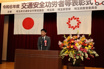 写真：祝辞を述べる議長