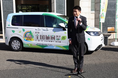 写真：あいさつする議長